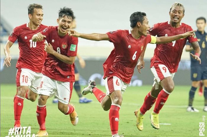 Kapten Timnas Indonesia Evan Dimas (ketiga dari kiri) selebrasi bersama Egy Maulana Vikri, Witan Sulaeman, dan Kusheyda Hari Yudo usai membobol gawang Thailand dalam Kualifikasi Piala Dunia 2022 di Stadion Al-Maktoum, Dubai, UEA, Kamis (3/6/2021) malam waktu setempat atau Jumat dini hari WIB.