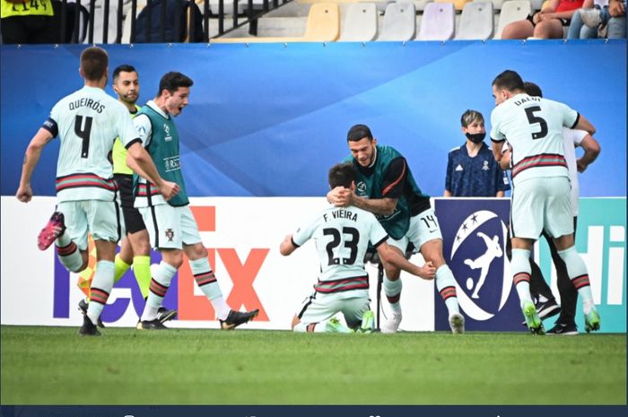 Diogo Dalot (5), merayakan keberhasilan Portugal lolos ke final EURO U-21 2021 setelah menyingkirkan Spanyol, Kamis (3/6/2021) di Maribor. 