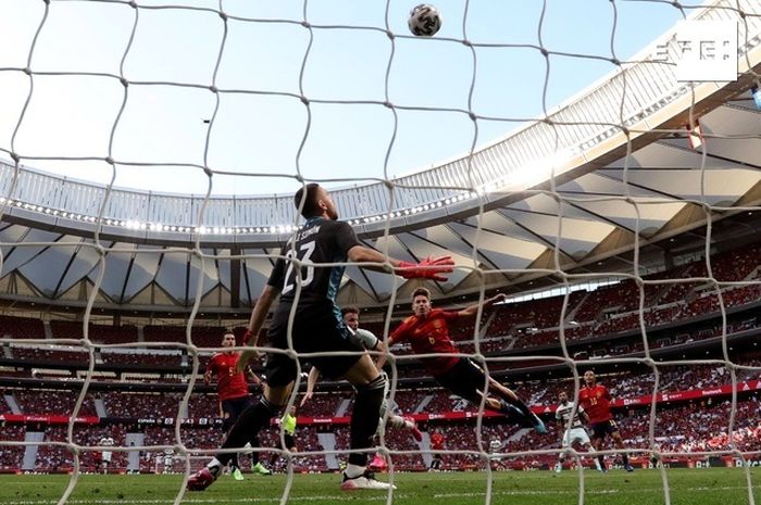 Kiper timnas Spanyol, Unai Simon, menjadi sorotan usai laga uji coba menjelang EURO 2020 melawan timnas Portugal di Stadion Wanda Metropolitano, Jumat (4/5/2021) waktu setempat atau Sabtu pukul 00.30 WIB.