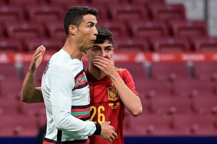 Momen kebersamaan Pedri dan Cristiano Ronaldo saat timnas Spanyol melawan timnas Portugal, Jumat (4/6/2021).