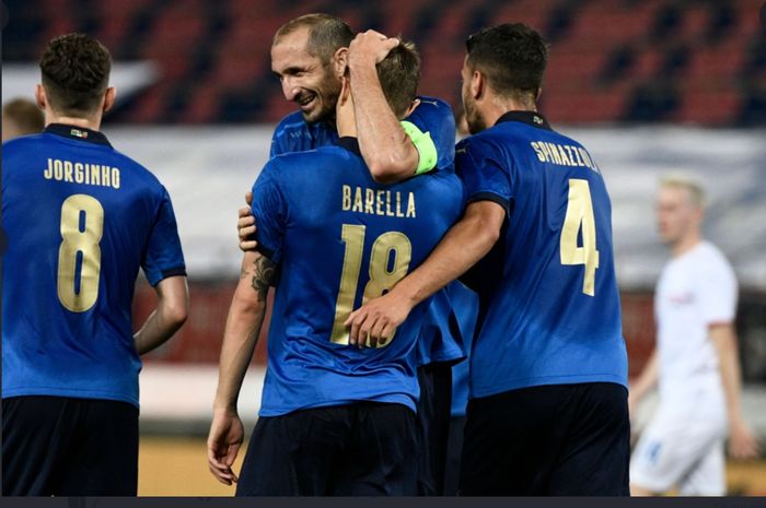 Pemain Italia merayakan gol Nicolo Barella dalam uji coba EURO 2020 melawan Rep. Ceska, Jumat (4/6/2021) di Bologna.