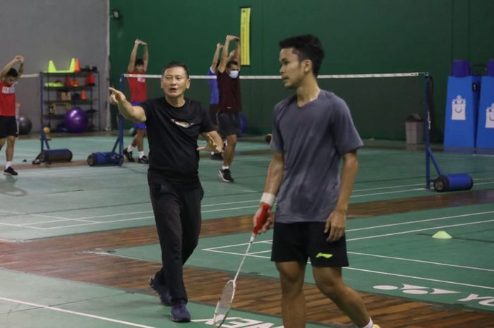 Pebulu tangkis tunggal putra nasional Indonesia, Anthony Sinisuka Ginting, mendengarkan instruksi dari sang pelatih kepala, Hendry Saputra Ho, saat menjalani latihan di Hall Pelatnas PP PBSI, Cipayung, Jakarta Timur, Jumat (4/6/2021).