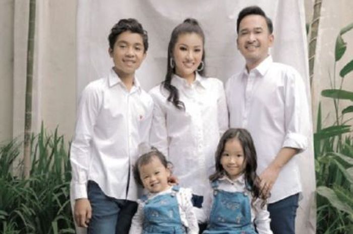 Betrand Peto panjat doa untuk, Thalia dan Thania yang sedang berulang tahun. 