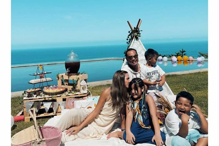 Keluarga Nia Ramadhani dan Ardi Bakrie