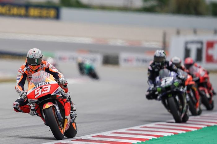 Pembalap Repsol Honda, Marc Marquez (kiri), memimpin grup pembalap pada balapan MotoGP Catalunya di Sirkuit Catalunya, Spanyol, 6 Mei 2021.