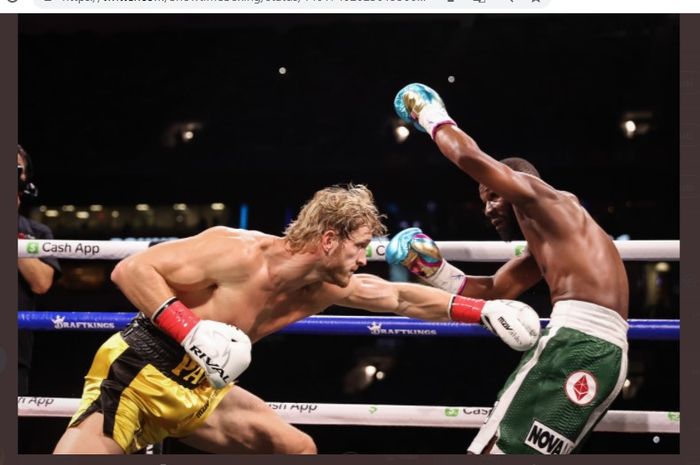 Upaya Logan Paul (kiri) untuk memukul Floyd Mayweather (kanan) gagal bersarang.