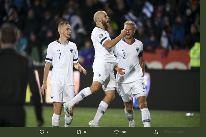 Teemu Pukki (tengah) merayakan gol untuk timnas Finlandia.