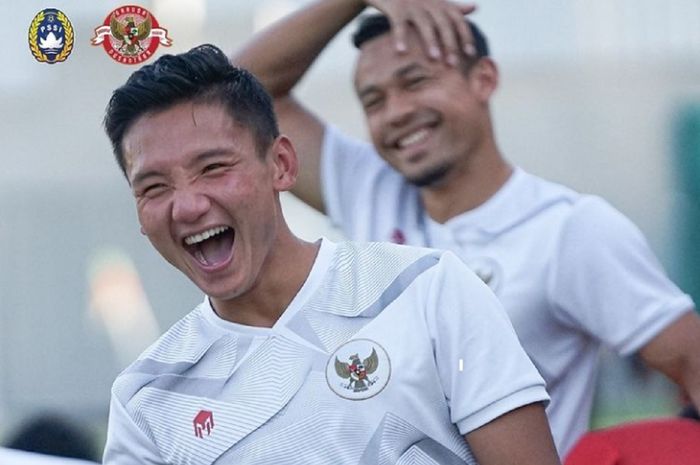 Syahrian Abimanyu tertawa lepas dalam latihan Timnas Indonesia untuk persiapan menghadapi Vietnam di Dubai, UEA, Senin (7/6/2021) malam WIB. Malaysia berdoa dan mendukung penuh Indonesia menang. 