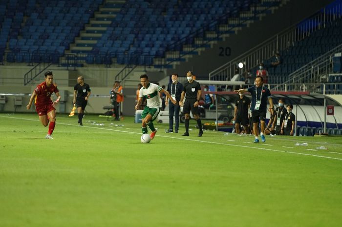 Gelandang timnas Indonesia, Syahrian Abimanyu, dikejar pemain Vietnam