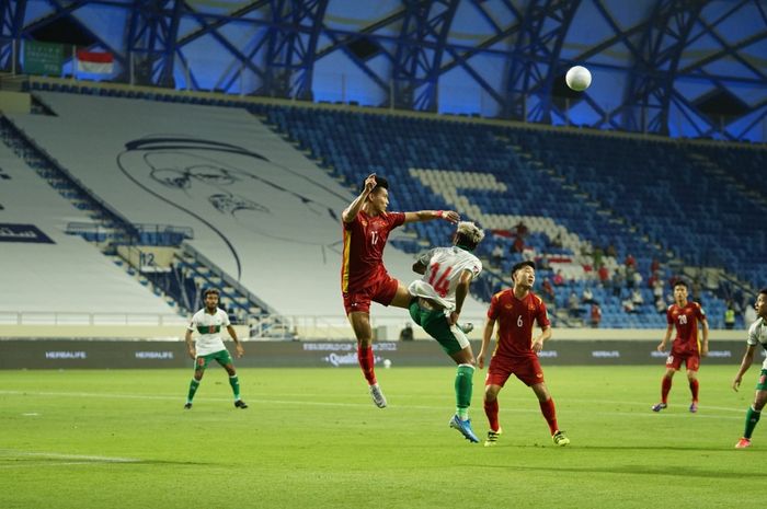 Pemain timnas Indonesia, Kushedya Hari Yudo, berduel dengan bek Vietnam