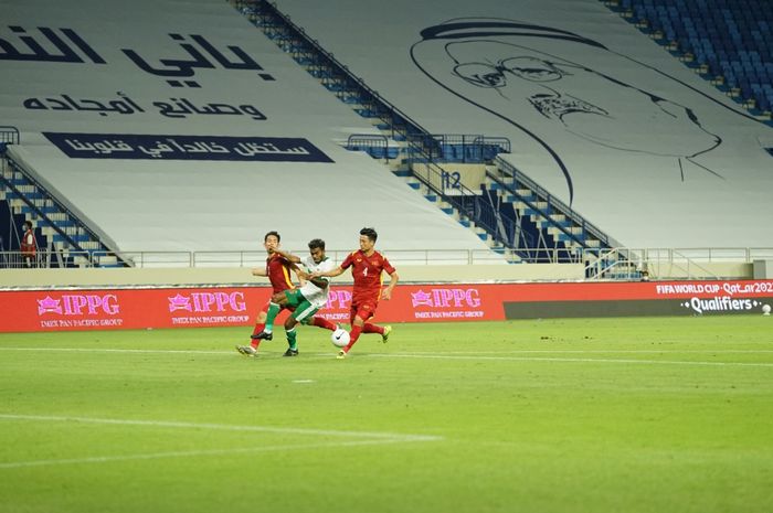 Pemain timnas Indonesia, Yakob Sayuri, dikawal dua pemain Vietnam