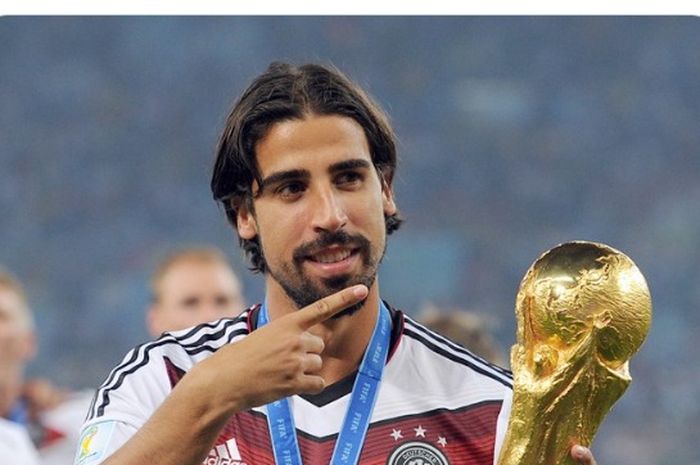 Eks gelandang timnas Jerman, Sami Khedira, saat berfoto dengan trofi Piala Dunia 2014