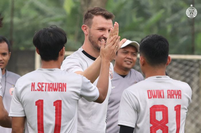 Bek asing Persija asal Italia, Marco Motta sudah bergabung latihan tim pada Senin (7/7/2021).