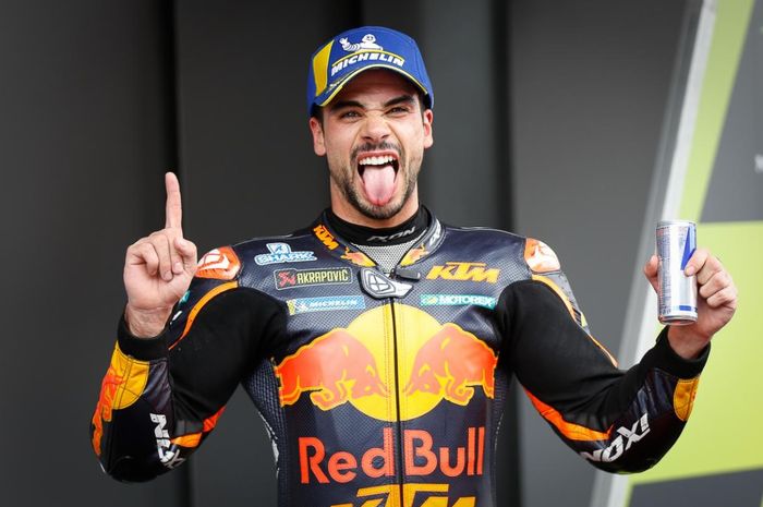 Pembalap Red Bull KTM, Miguel Oliveira, saat merayakan kemenangan pada MotoGP Catalunya 2021 di Circuit de Barcelona-Catalunya, Minggu (6/6/2021).