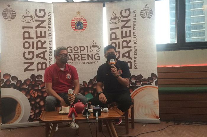 Presiden Persija Jakarta, Mohamad Prapanca, beserta Bambang Pamungkas mengumumkan Angelo Alessio sebagai pelatih anyar Persija Jakarta, Kamis (10/6/2021).