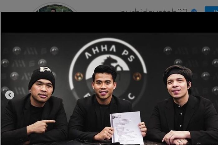 Atta Halilintar dan Putra Siregar secara resmi memperkenalkan pemain berlabel timnas Indonesia, Nurhidayat Haji Haris,  sebagai rekrutan baru di AHHA PS Pati FC.