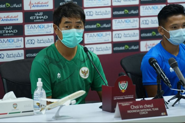 Asisten pelatih Timnas Indonesia, Choi In-cheol dalam konferensi pers jelang laga melawan Uni Emirat Arab di Stadion Zabeel, Dubai, Jumat (11/6/2021).