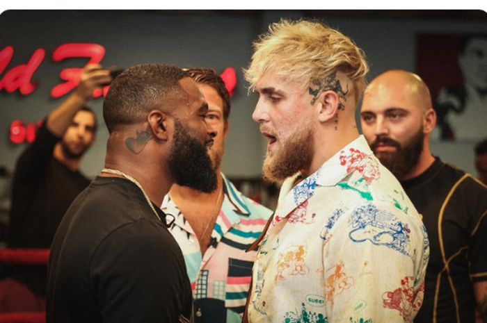 Mantan juara kelas welter UFC, Tyron Woodley (kiri) bersama petinju abal-abal, Jake Paul (kanan) saat sesi tatap muka, di  Amerika Serikat, Kamis (4/6/2021).