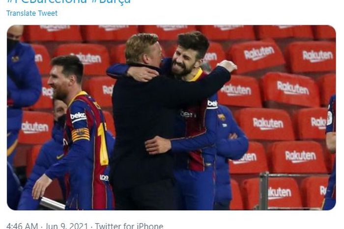 Gerard Pique (kanan) saat berpelukan dengan pelatihnya di Barcelona, Ronald Koeman.