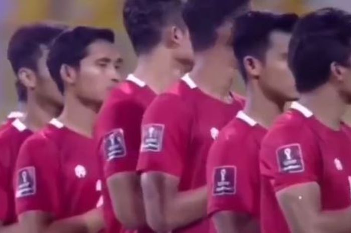 Ekspresi kebingungan para pemain timnas Indonesia ketika tahu panitia pelaksana laga kontra Uni Emirat Arab justru memutar lagu kebangsaan Malaysia, di Stadion Zabeel, Dubai, Jumat (11/6/2021).