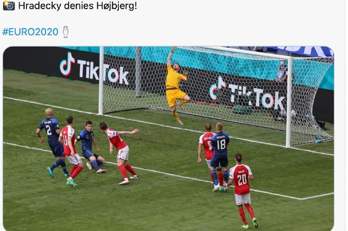 Kiper Finlandia, Lukas Hradecky, menepis tandukan Pierre-Emille Hojberg (Denmark) pada laga Euro 2020, Sabtu (12/6/2021), di Parken Stadium, Copenhagen.