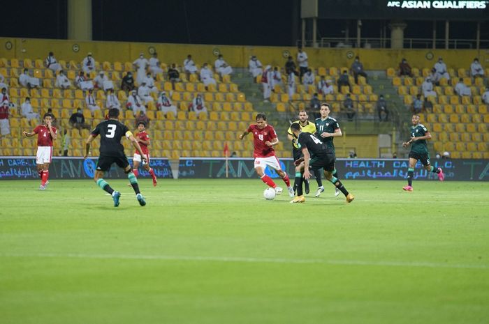 Pemain timnas Indonesia, Adam Alis, mendapat kawalan ketat dari para pemain UEA dalam laga Kualifikasi Piala Dunia 2022 di Stadion Zabeel, Dubai, Jumat (11/6/2021).