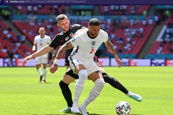 Duel antara pemain timnas Kroasia, Ante Rebic, dan timnas Inggris, Kyle Walker,  dalam laga pembuka grup D Euro 2020, Minggu (13/6/2021) dengan kick-off mulai pukul 02.00 WIB di Stadion Wembley