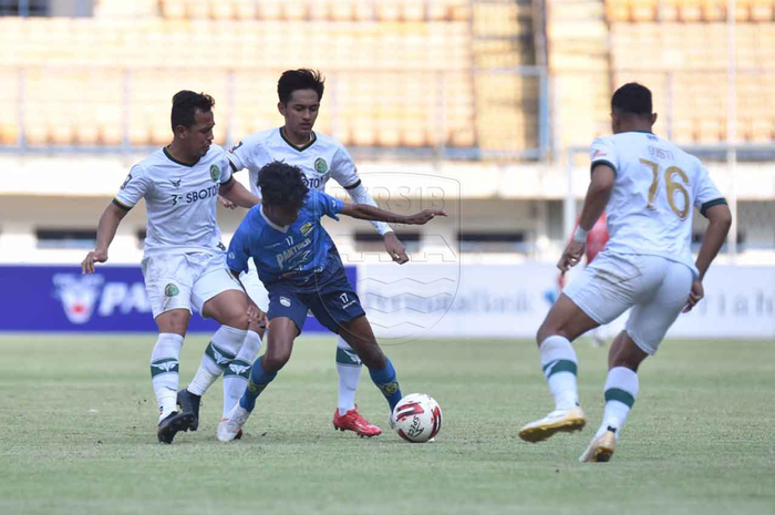 Para pemain Tira Persikabo menempel ketat pemain Persib Bandung dalam laga uji coba di Stadion Gelora Bandung Lautan Api, Sabtu (12/6/2021).