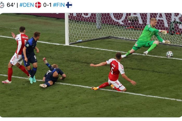 Tandukan pemain Finlandia, Joel Pohjanpalo, gagal dibendung kiper Denmark, Kasper Schmeichel, pada pertandingan Piala Eropa 2020 Grup B, Minggu (13/6/2021) dini hari WIB.