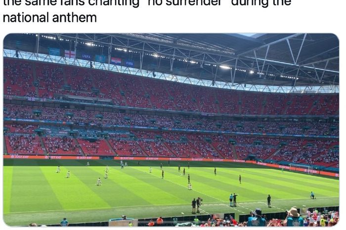 Pemain tim nasional Inggris berlutut sebagai tanda solidaritas melawan rasialisme jelang laga versus Kroasia pada pertandingan Grup D Euro 2020 di Stadion Wembley, London, Inggris, Minggu (13/6/2021)