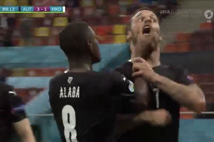 Ada dugaan ejekan rasialis dalam selebrasi penyerang Austria, Marko Arnautovic sehingga dibungkam oleh David Alaba pada laga Austria Vs Makedonia Utara, Minggu (13/6/2021).