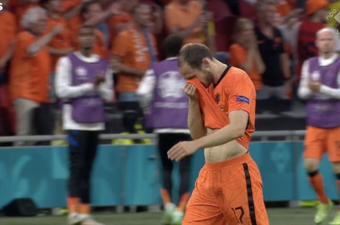 Momen Daley Blind meneteskan air mata ketika diganti dalam pertandingan Belanda vs Ukraina di laga perdana Grup C Euro 2020.