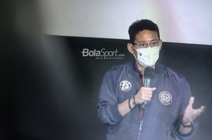 Menteri Pariwisata dan Ekonomi Kreatif Republik Indonesia, Sandiaga Uno, sedang memberikan sambutan dalam acara konferensi pers klub Liga 2, AHHA PS Pati FC di Jakarta, 14 Juni 2021.