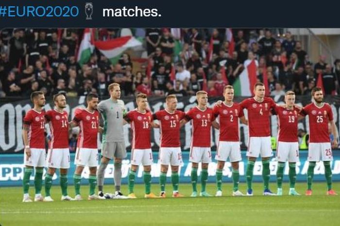 Personel timnas Hungaria berpose sebelum pertandingan.