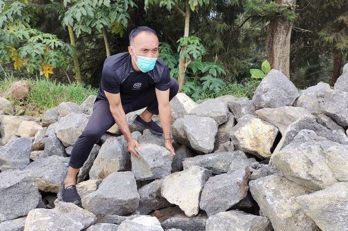 Mantan pemain timnas Indonesia dan Persib Bandung, Peri Sandria, sedang bertugas menjadi kuli batu