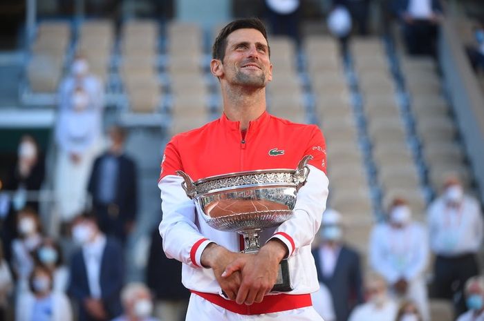 Petenis tunggal putra Serbia, Novak Djokovic, berpose dengan trofi yang dia raih usai memenangi pertandingan melawan Stefanos Tsitsipas (Yunani) pada laga final French Open 2021.