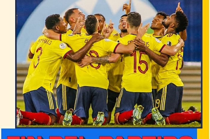 Para pemain timnas Kolombia merayakan gol yang dicetak Edwin Cardona pada laga Copa America 2021 melawan timnas Ekuador di Arena Pantanal, Brasil, pada Minggu (13/6/2021) 