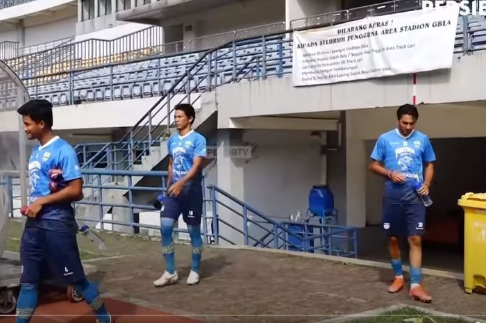 Sikap terpuji ditunjukkan penyerang Persib Bandung, Ezra Walian yang memungut sampah kulit pisang yang dibuang oleh rekan setimnya Erwin Ramdani di sesi latihan Maung Bandung, Senin (14/6/2021).