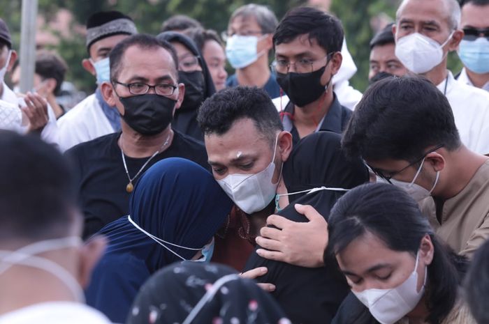 Suasana sedih mengiringi pemakaman pahlawan bulutangkis Indonesia Markis Kido. Keluarga dan puluhan mantan atlet ikut hadir mengiringi pemakaman di Pemakaman Umum Kebon Nanas, Kelurahan Cipinang Besar Selatan, Jakarta Timur, Selasa (15/6/2021) pagi.