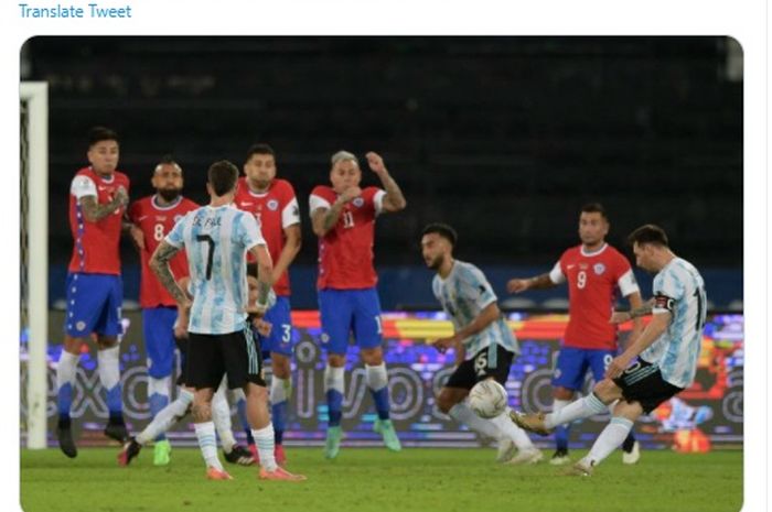 Momen Lionel Messi melepaskan sepakan kaki kiri dari situasi tendangan bebas yang berujung gol dalam matchday pertama Grup A Copa America 2021 yang mempertemukan timnas Argentina dengan timnas Cile.