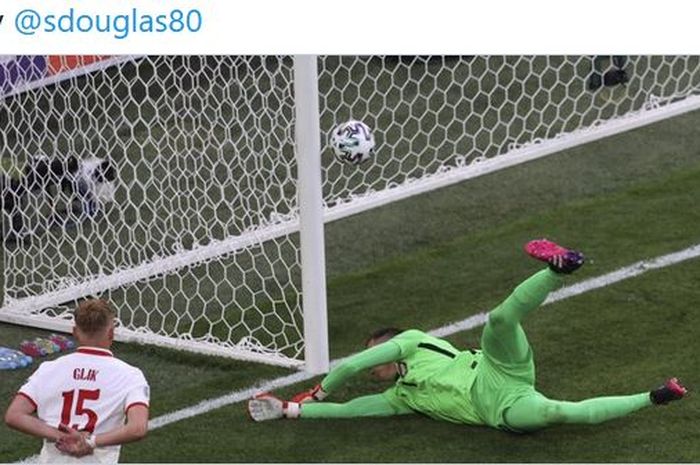 Kiper timnas Polandia, Wojciech Szczesny, mencetak gol bunuh diri dalam laga Grup E EURO 2020 kontra timnas Slovakia di Stadion Saint Petersburg, Senin (14/6/2021).