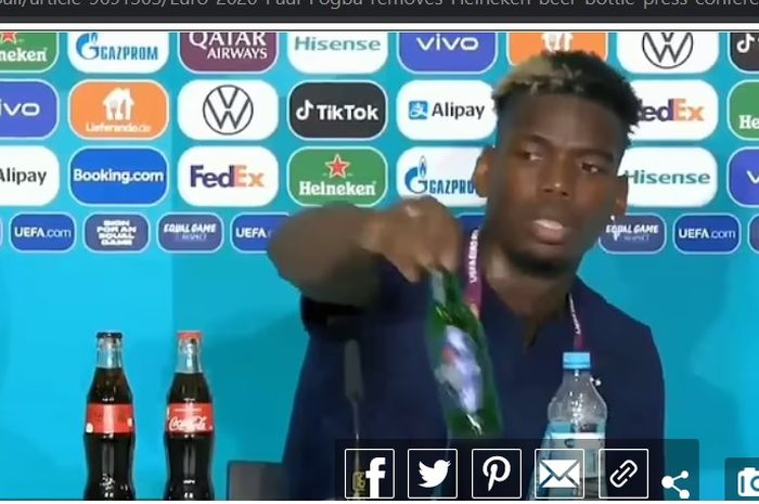 Pemain Timnas Perancis, Paul Pogba, ketika menyingkirkan botol bir bermerek Heineken.