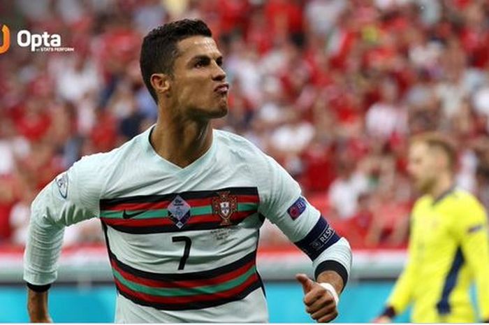 Megabintang timnas Portugal, Cristiano Ronaldo, kini telah menjadi raja gol di 5 kompetisi top Eropa usai dinobatkan sebagai top scorer EURO 2020.