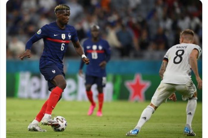 Aksi Paul Pogba (kiri) saat mencoba melewati Toni Kroos dalam matchday 1 Grup F EURO 2020 yang mempertemukan timnas Prancis dengan timnas Jerman.