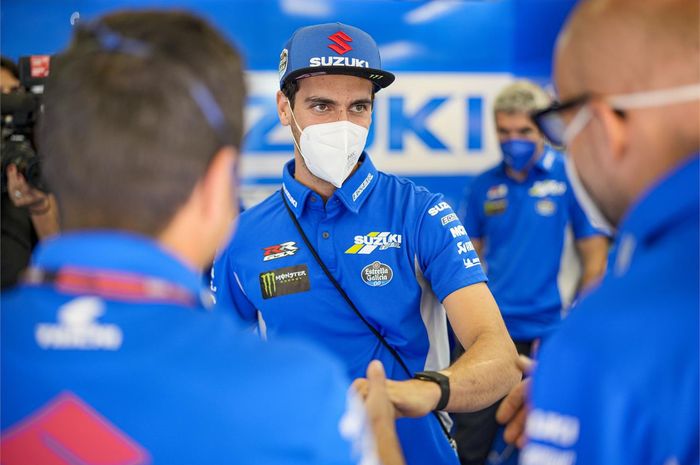 Pembalap Suzuki Ecstar, Alex Rins, di sela-sela seri balap MotoGP Catalunya di Sirkuit Catalunya, Spanyol, 6 Juni 2021.