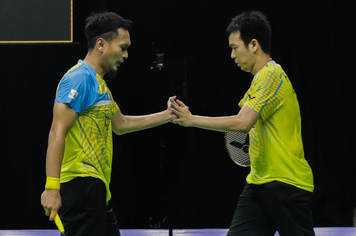 Pasangan ganda putra nasional Indonesia, Mohammad Ahsan/Hendra Setiawan, melakukan tos di sela pertandingan simulasi Olimpiade Tokyo 2020 di Hall Pelatnas PP PBSI, Cipayung, Jakarta Timur, Rabu (16/6/2021).