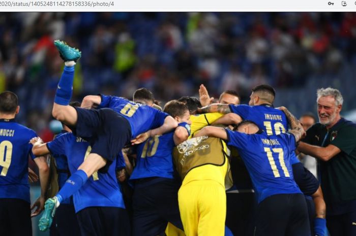 Para pemain timnas Italia merayakan gol kedua Manuel Locatelli ke gawang timnas Swiss pada matchday kedua babak penyisihan Grup A, Rabu (16/6/2021).