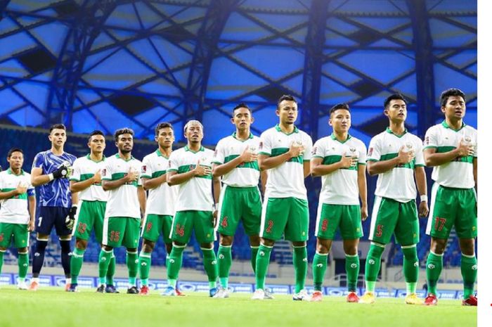 Para pemain Timnas Indonesia menyanyikan lagu Indonesia Raya sebelum tampil dalam Kualifikasi Piala Dunia 2022 di Dubai, Uni Emirat Arab.