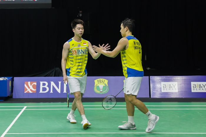 Pasangan ganda putra nomor satu dunia asal Indonesia, Marcus Fernaldi Gideon/Kevin Sanjaya Sukamuljo, melakukan tos di sela pertandingan melawan Pramudya Kusumawardana/Yeremia Erich Yoche Yacob Rambitan pada Simulasi Olimpiade Tokyo 2020 di Hall Pelatnas PP PBSI, Cipayung, Jakarta Timur, Kamis (17/6