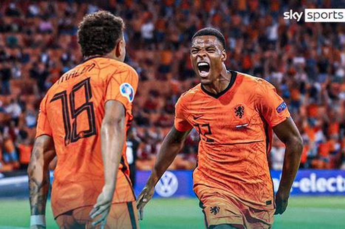 Bek kanan timnas Belanda, Denzel Dumfries, merayakan gol ke gawang timnas Austria dalam laga Grup C EURO 2020 di Stadion Johan Cruijff ArenA, Kamis (17/6/2021).